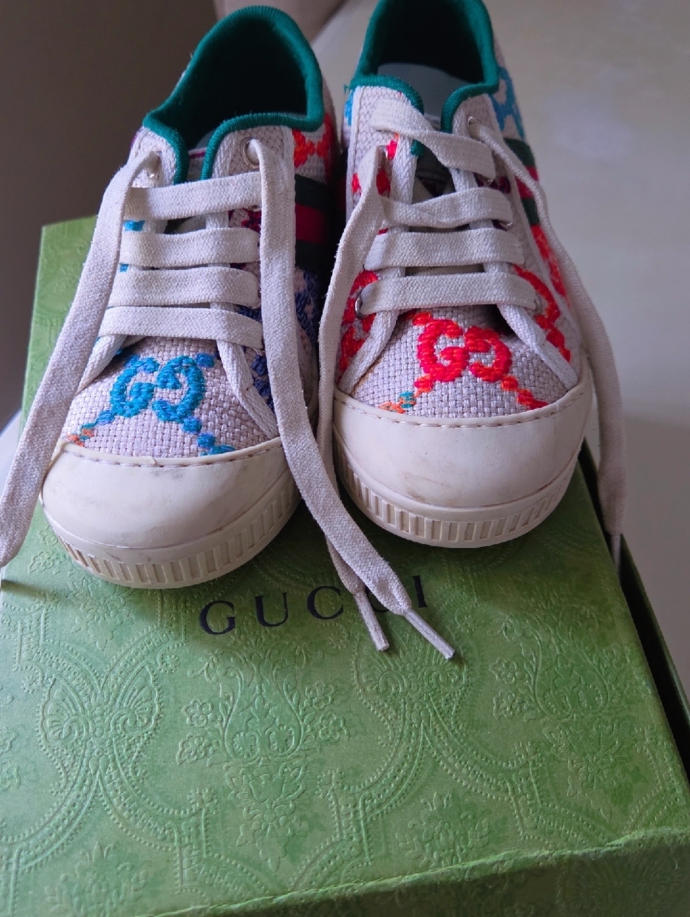 Gucci Kids White Canvas Sneakers with Teal and Red Pattern
